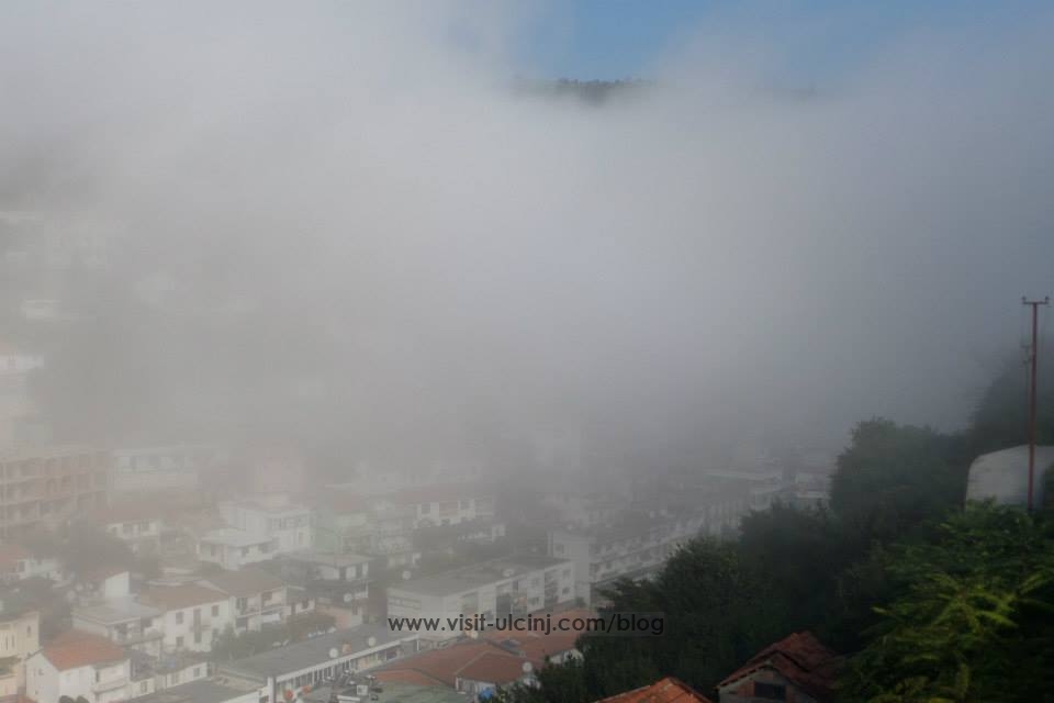 Ulqinin e përfshin mjegulla e dendur + Foto
