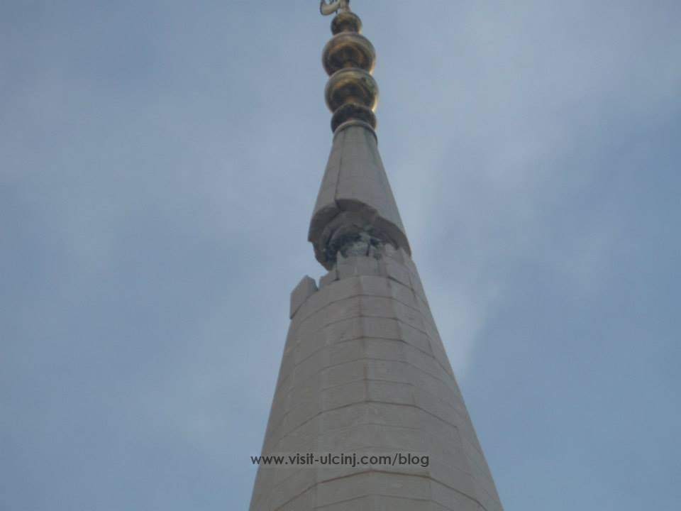Rrufeja godet minaren e Xhamis se detarëve ne Ulqin