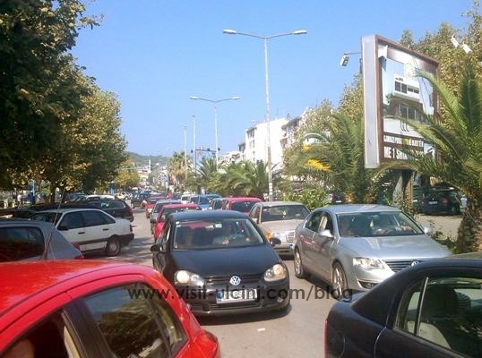 Ulcinj: Trotoari pretvoreni u pravi parking