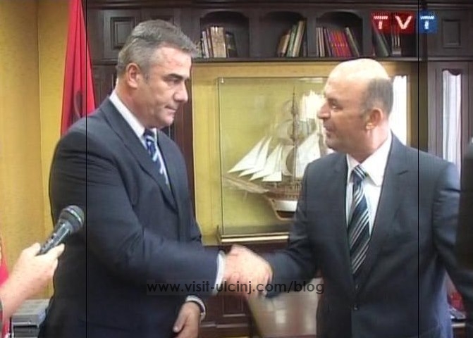 Nika: Rrogat në komunë si dikur: Të gjithë për një, një për të gjithë..?!!  Apo diç tjetër..?!
