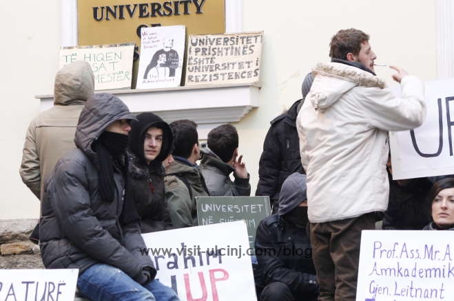 Studentët e Ulqinit në Prishtinë dhe të tjerët protestojnë para Rektoratit – Video