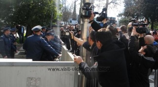 Çohen malazezët, demonstruesit ia mësyjnë Qeverisë, policia përdorë lotësjellës – Video + Foto