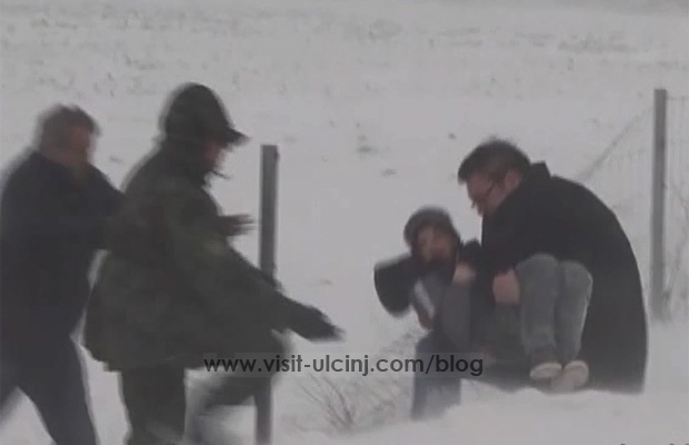 Vuçiq shpëtoi fëmijën shqiptar nga rrëmuja e dëborës – Video