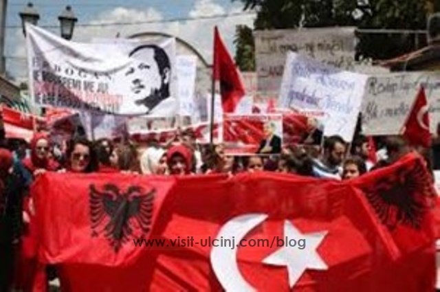 Shqiptarëve në Turqi nuk u lejohet të mësojnë në gjuhën shqipe