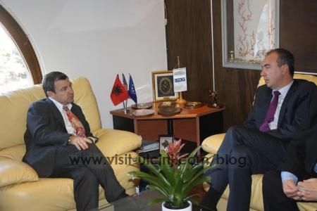 Nderohet kryetari Gjeka për kontributin ulqinak në Durrës + Foto
