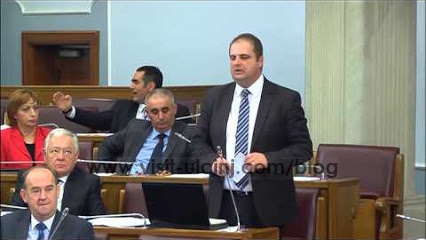 Gazetat e rajonit: Debatet e forta për Nimanbegun flet shqip ne parlamentin e Malit të Zi, acarohen deputetet proserb