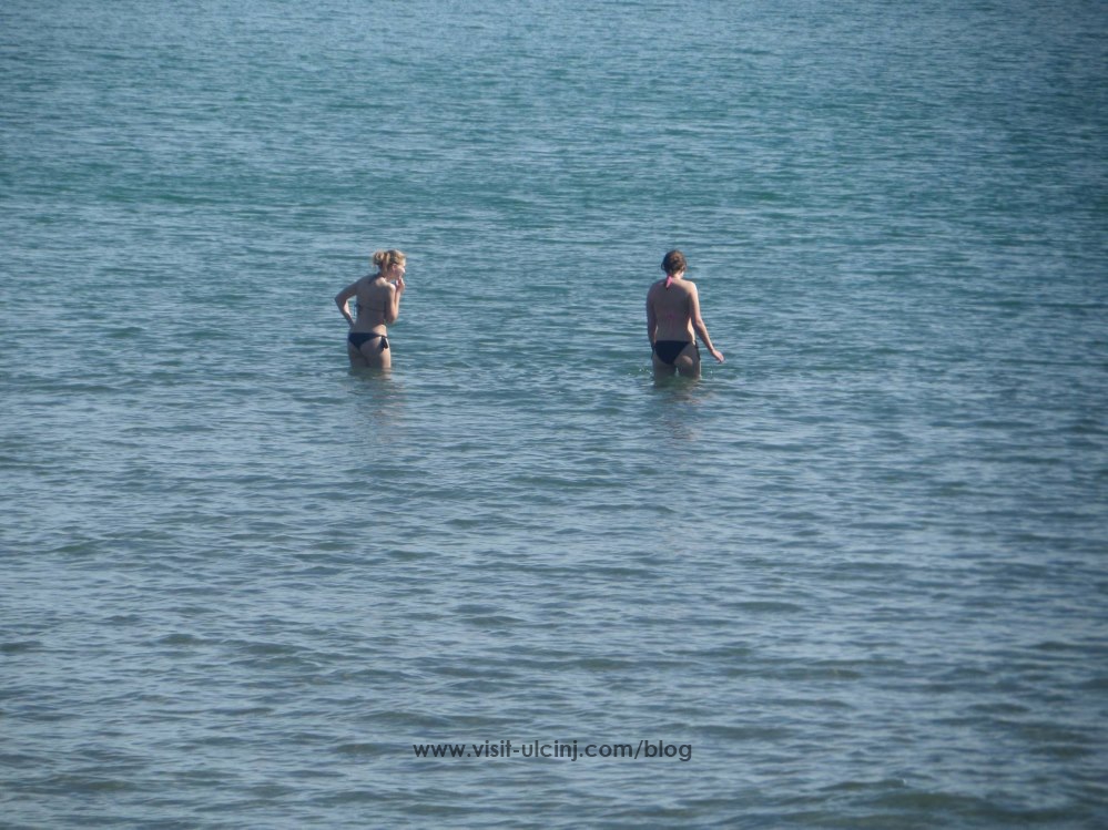 Kupači na Maloj plaži otvorili sezonu u Ulcinju