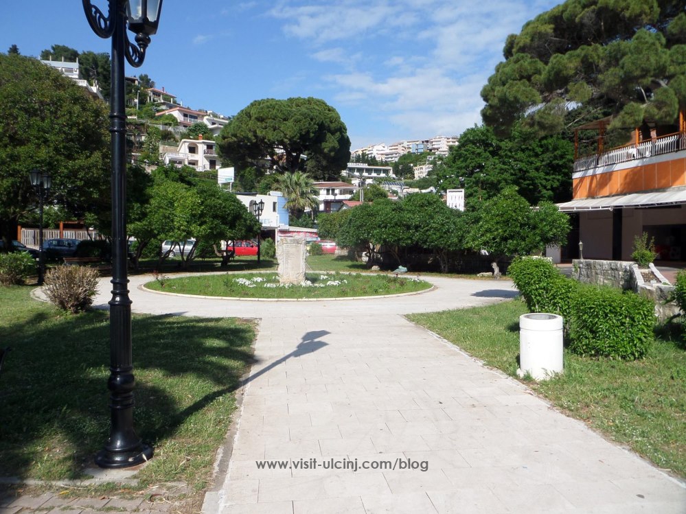 Vjedhin lulet e parkut në Ulqin + Foto