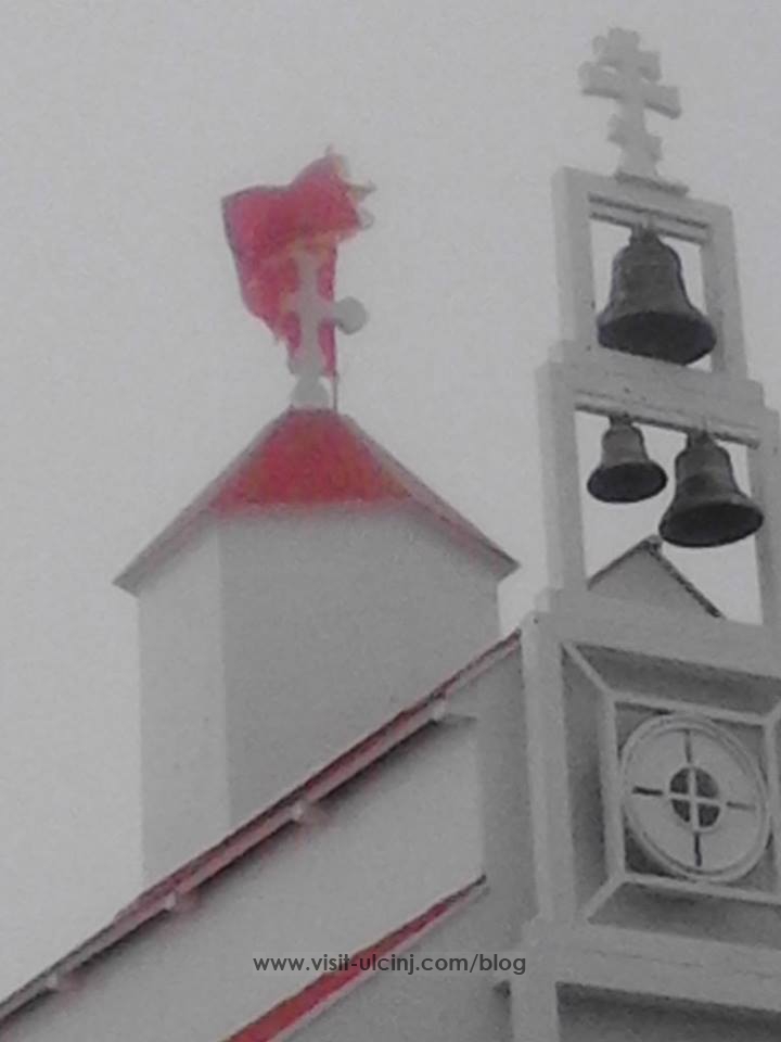 Albanska zastava na crkvi na Rumiji-2