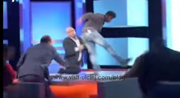 Djali godet nënën në fytyrë me këmbë në emision – Video)