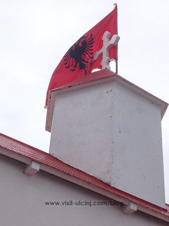 DAN: Vendoset flamuri shqiptare ne maje te kishes se Rumis