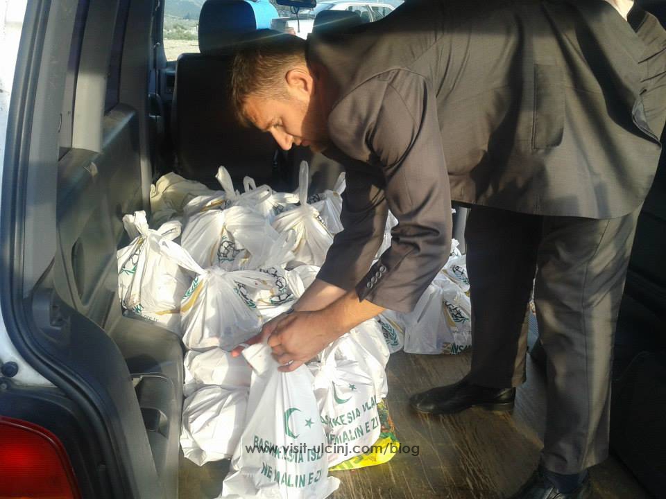 Komisioni bamirës “Bereqeti” Shpërndan ndihmat për 70 familje në nevojë