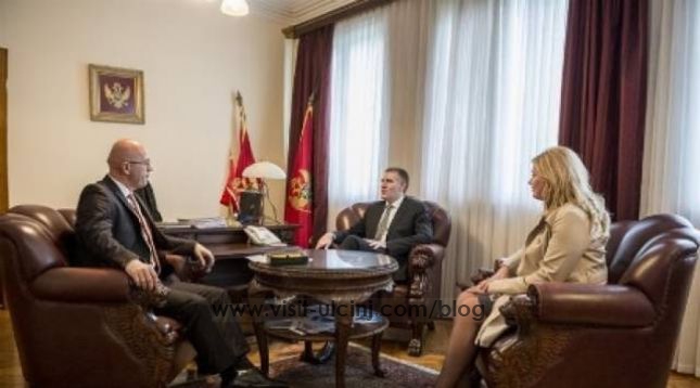 Hoxhaj ka shkarkuar nga detyra diplomatin në Mali të Zi