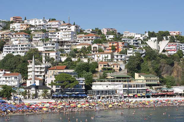 Rritet fluksi i turistëve në rivierën e Ulqinit