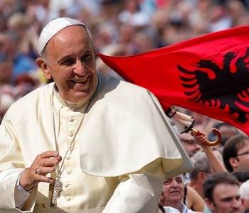 Mbërrin në Tiranë Papa Francesku
