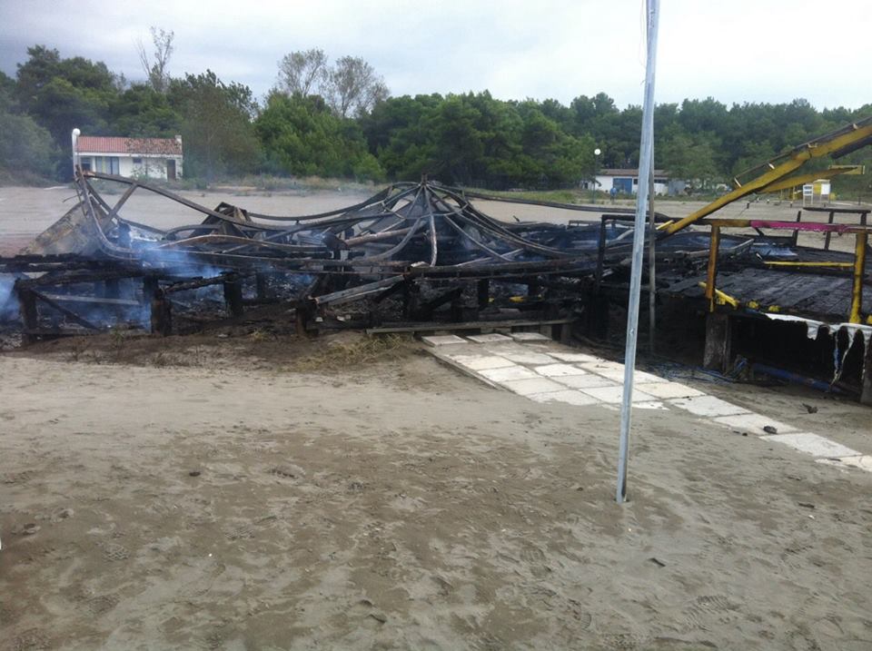 Požar u plažnom baru hotela Belvi