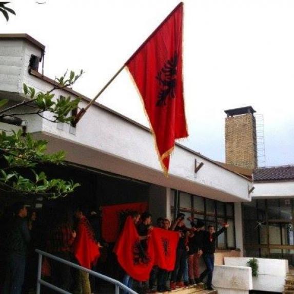 Albanska zastava se vijorila u Gimnaziji u Tuzima, nastave nije bilo