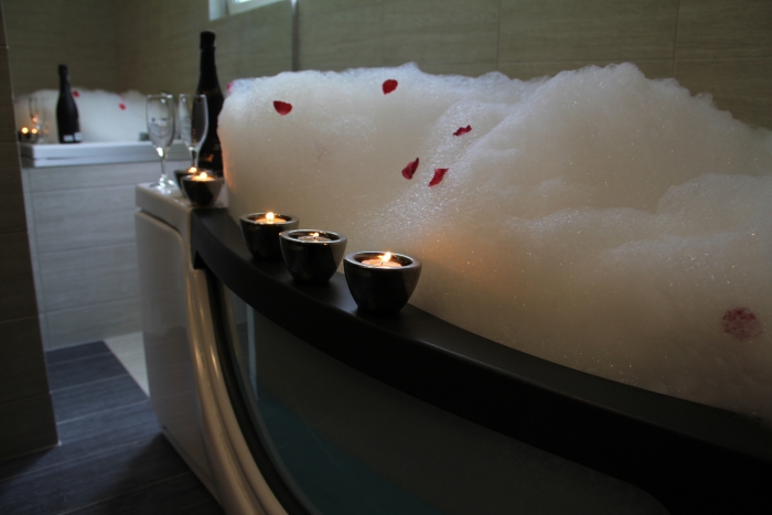 Jacuzzi on a rainy day – Picture of Luxury Hotel Mediteran