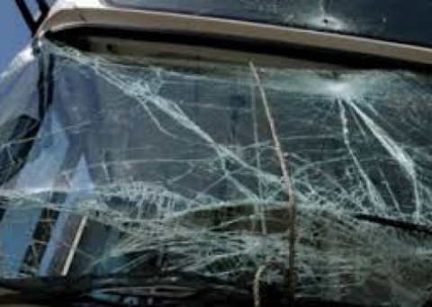 Në Podgoricë, qëllohet me gurë një autobus shqiptar