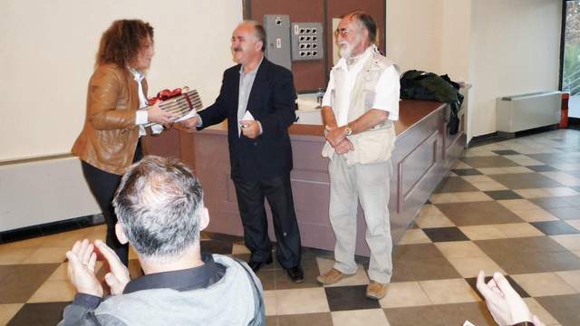 NVO Mediteranski centar fotografije i konoba „Spilja“ darivali biblioteku u Ulcinju