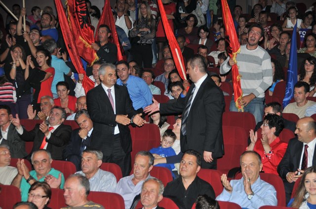 Shqiptarët e Malit të Zi duan Genci Nimanbegun për ministër