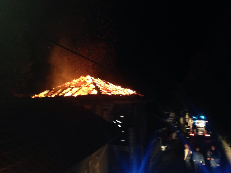 Sinoć izbio požar u naselje Kruče, izgoreo krov kuće