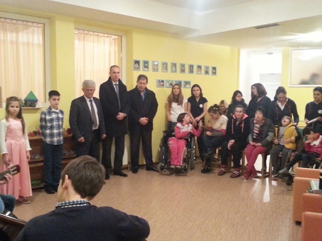 Gjeka  shpërndau dhurata në Qendrën për fëmijë ,,Sirena,,