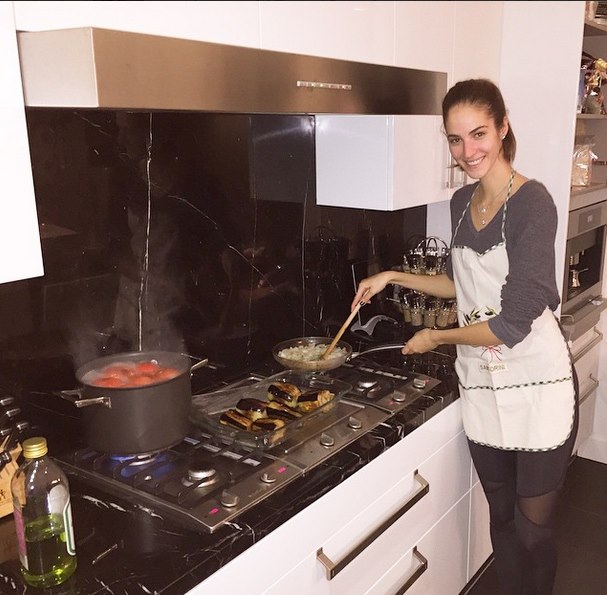 Emina Cunmulaj ju fton në darkë “shqiptare”