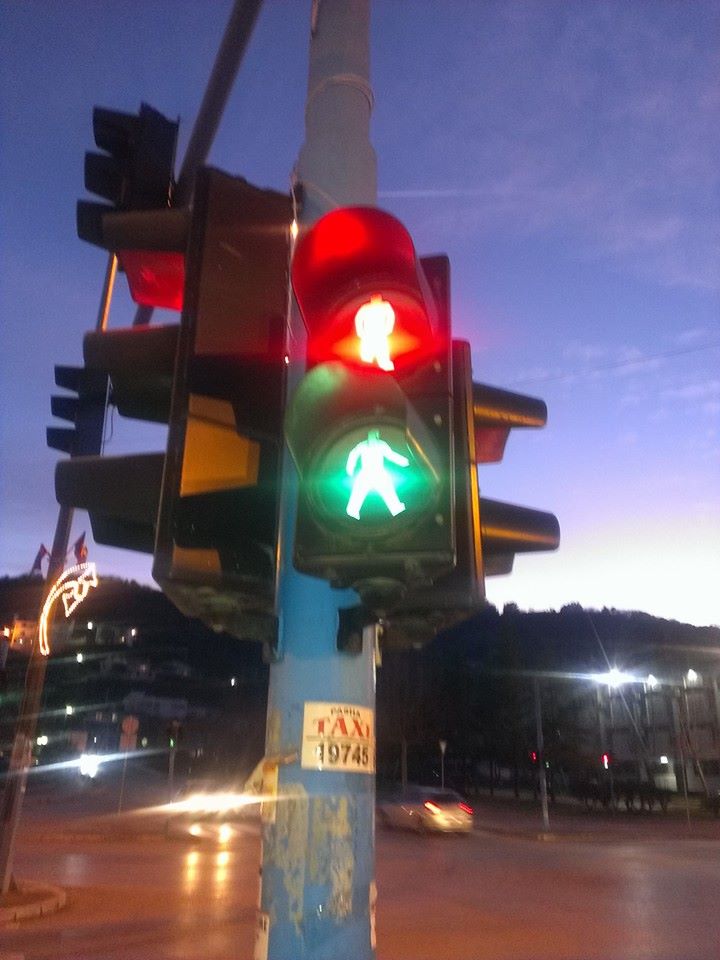 Në qendër të Ulqinit kujdes nga ky semafor, mund të gënjejë