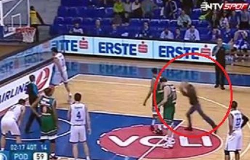 Skandal në Podgoricë: Tifozi malazez sulmon lojtarin turk, por e pëson keq – Video