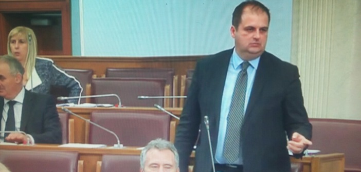 Debat i ashpër mes deputetit Nimanbegu – Knezheviq ne Kuvend të Malit të Zi – Video