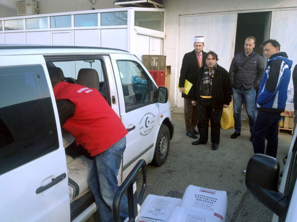 Shoqata humanitare “Bereqeti” filloi aksionin e shperndarjes se pakove ushqimore
