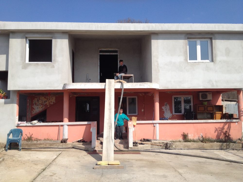 Aksion humanitar i “Bereqetit” në rinovimin e shtëpis familjes Islami – Millë
