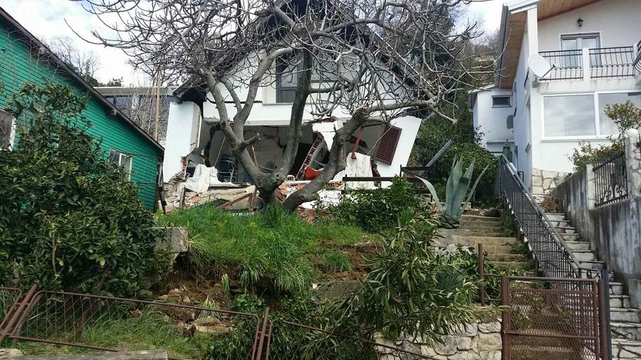 Na­se­lje Kru­če klizi prema moru – Video