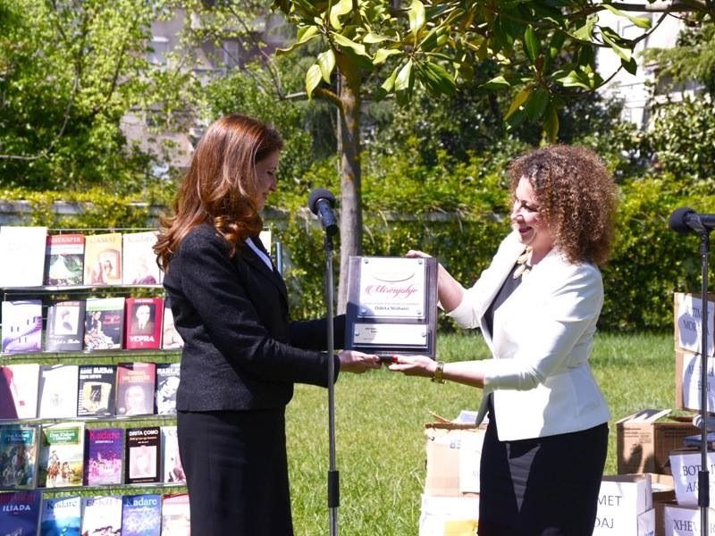 Ardita Rama,  falënderon zonjën e parë të republikës së Shqipërisë, Odeta Nishanin, për   donacionin me tri mijë libra për bibliotekën e Ulqinit