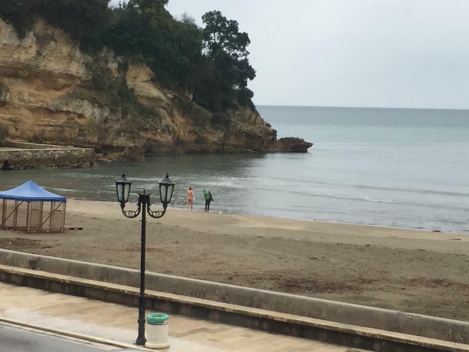 Në mes të ditës bën plazh nudo në Ulqin + Foto