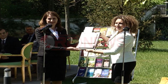 Odeta Nishani ka zgjedhur Ulqinin për të dhuruar 3 mijë tituj librash – Video