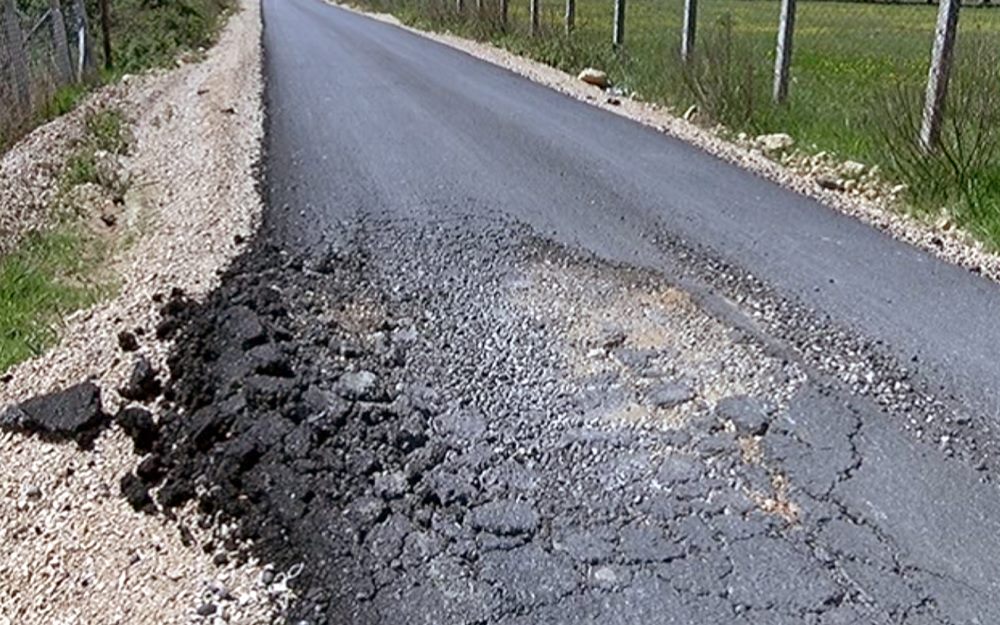 Rruga e posa asfaltuar që lidh Bulevardin “Teuta” me  zonën industriale prishet