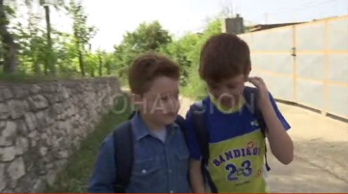 Binjakët nga Ulqini para shqipes mësuan gjermanishten nga televizori – Video