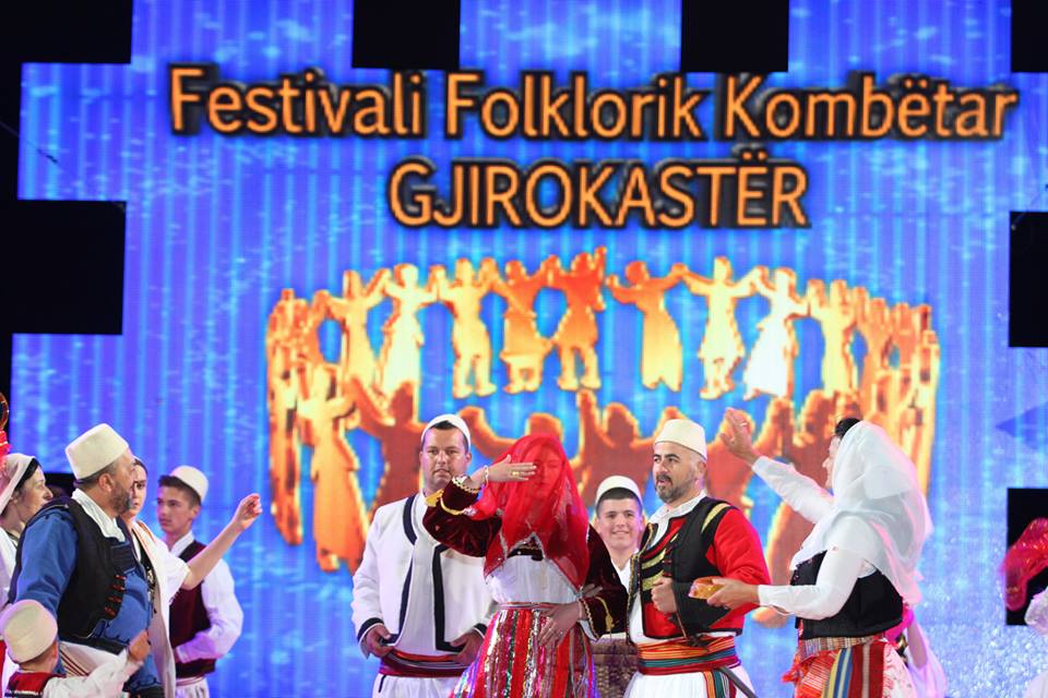 Gjeka priti në takim, ata që denjësisht na prezantuan në Festivalin Folklorik Kombëtar të Gjirokastrës