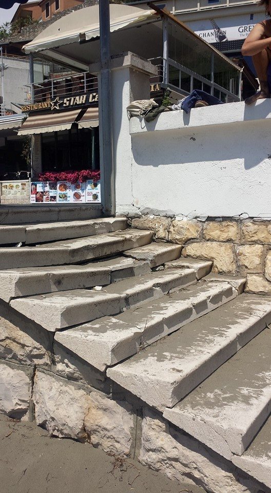 Shkallët publike në plazhin e vogël të Ulqinit, rrezik për këmbësorë