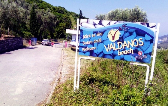 Primitivne barikade na ulazu u nekadašnje naselje Valdanos