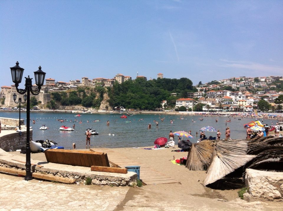 Plazhet e Ulqinit të “pushtuara” nga pushuesit Kosovar