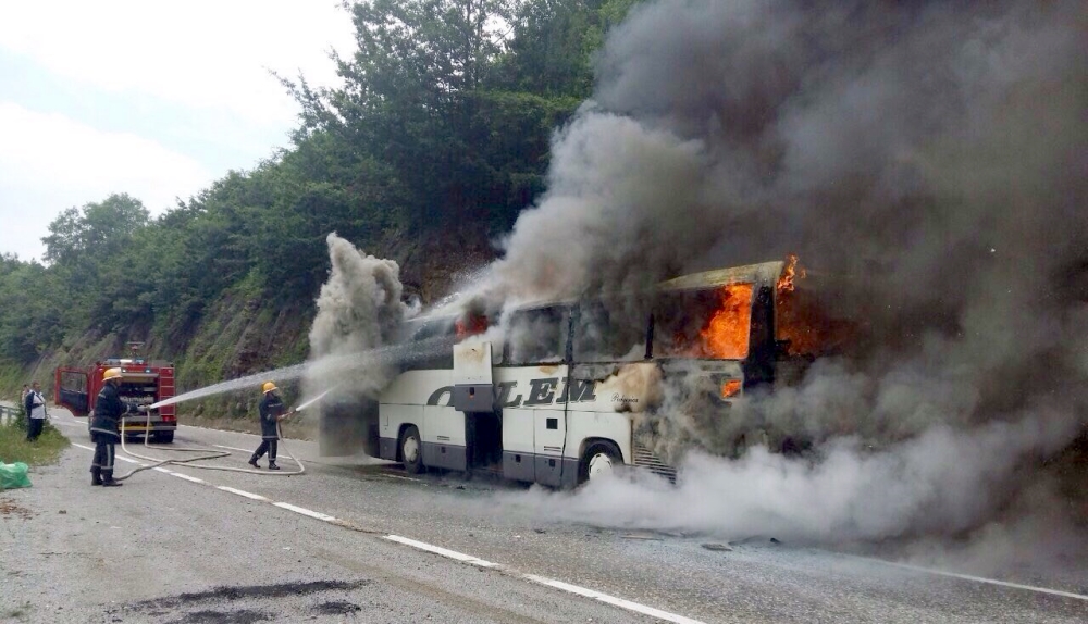 Izgorio autobus koji je Pazarce prevozio za Ulcinj