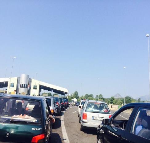 Radhë të gjata trafiku në kufirin Muriqan – Sukobin