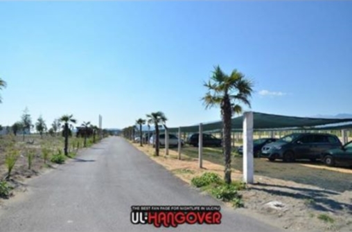 Huliganët thyejn veturat luksoze me targa RKS në plazhet e Ulqinit