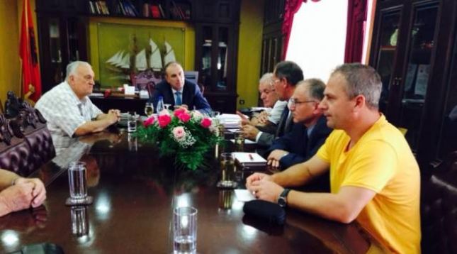 Sindikalistët e Administratës së Kosovës takohen me kryetarin e Ulqinit
