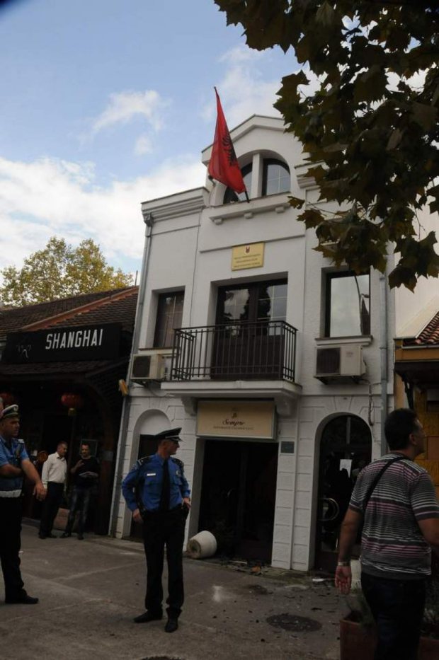 Sulmohet me gurë Ambasada shqiptare në Mal të Zi