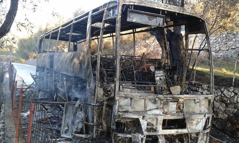 Digjet autobusi me targa shqiptare duke shkur për në Ulqin