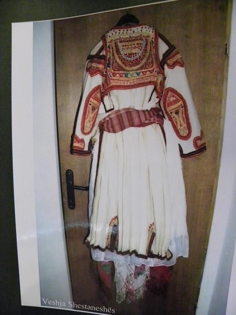 Kostum tradicional orgjinal i zones se Shestanit ne Mal te Zi
